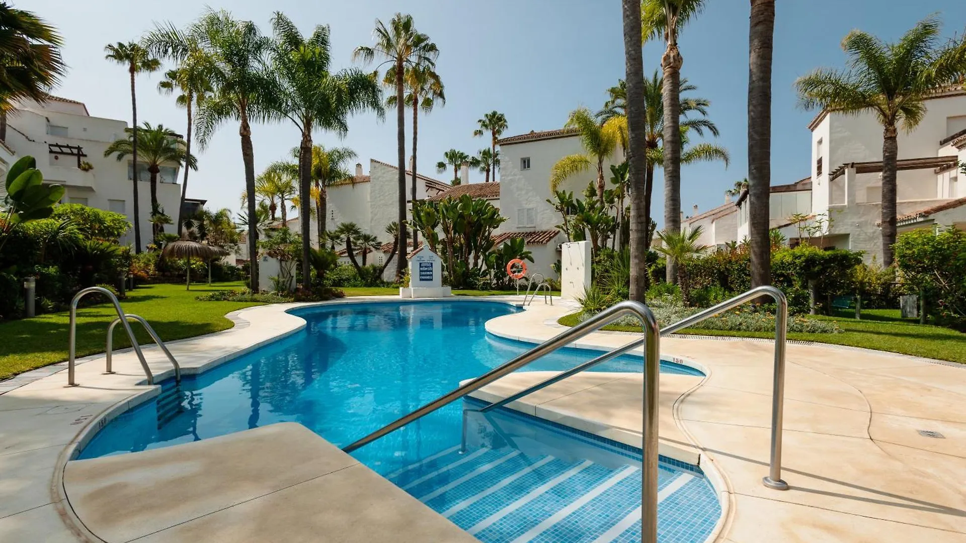 Holiday Apartment In First Line Beach Complex In Urbanization Pueblo Mediterraneo, 马尔韦利亚 西班牙